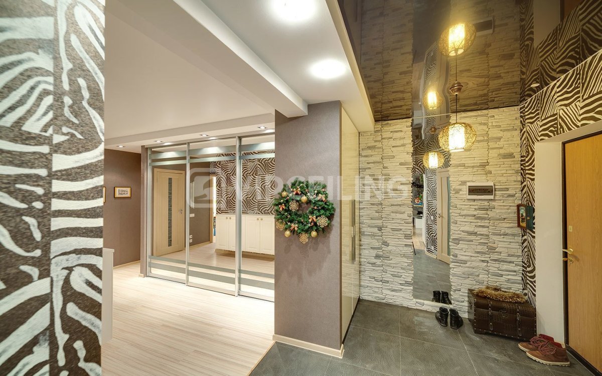 Красивый потолок в коридоре