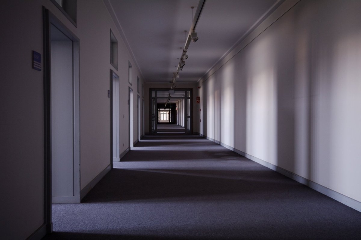 Длинный темный коридор