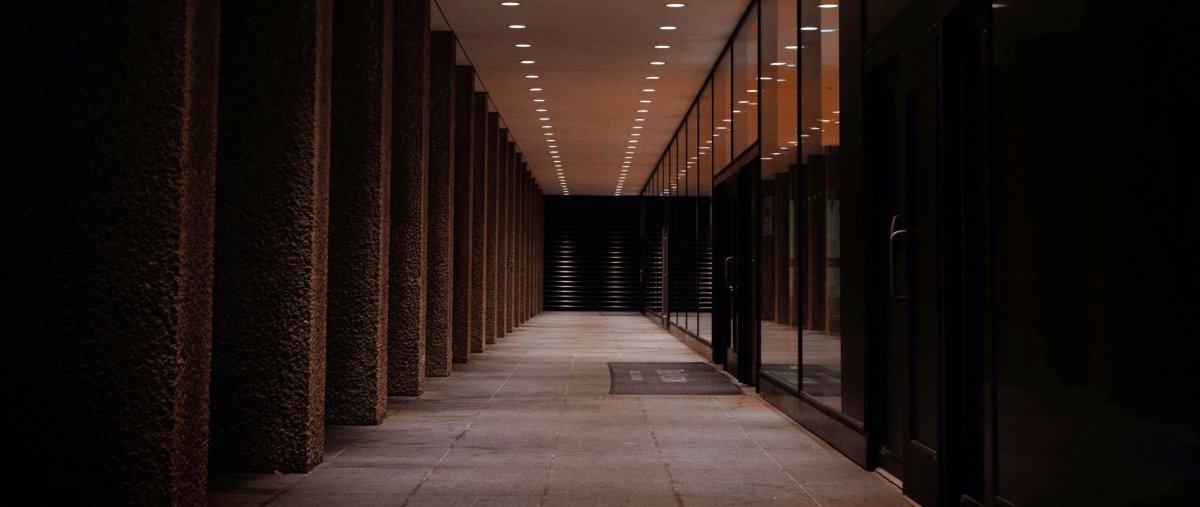 Длинный коридор в школе