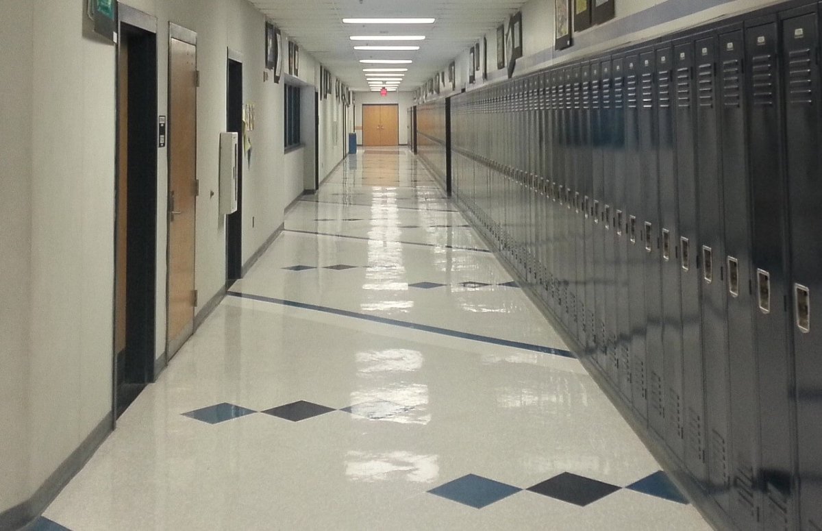 Тёмный коридор школы
