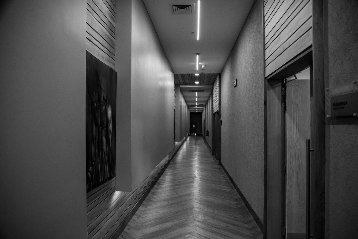 Длинный школьный коридор