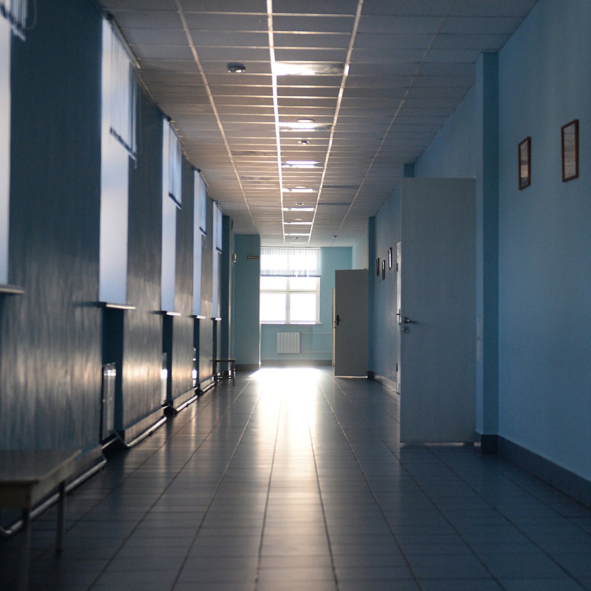 Пустой школьный коридор