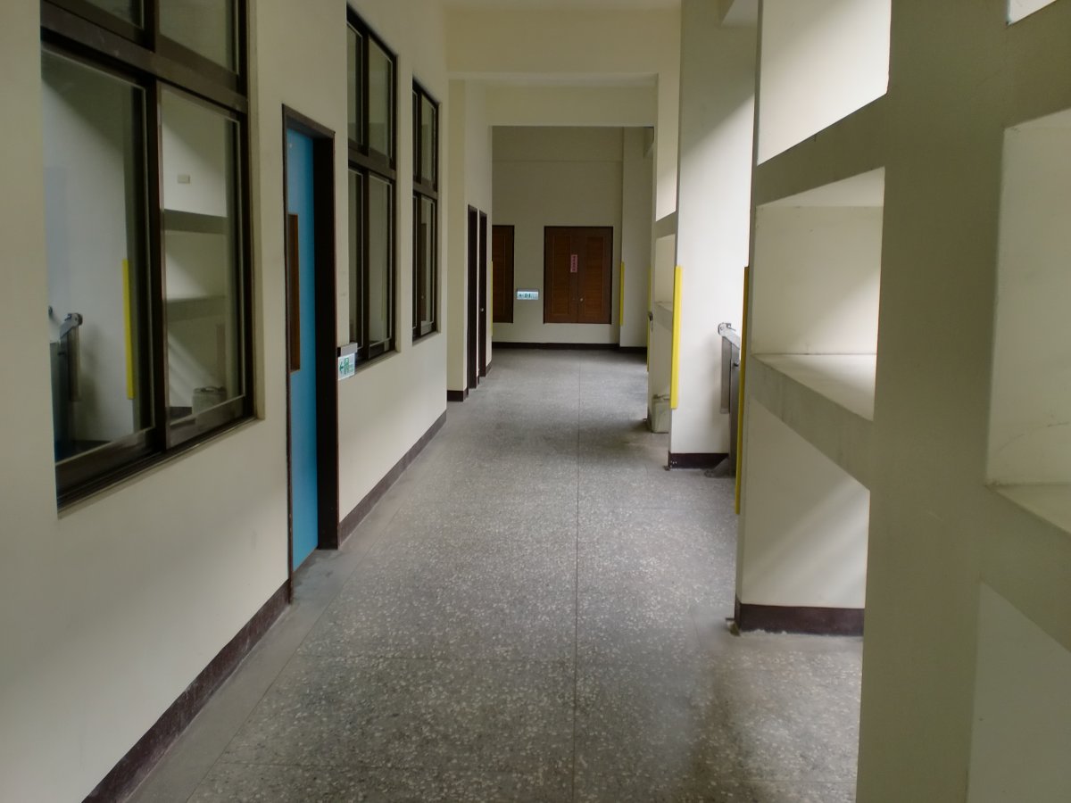 Коридор в учебном заведении