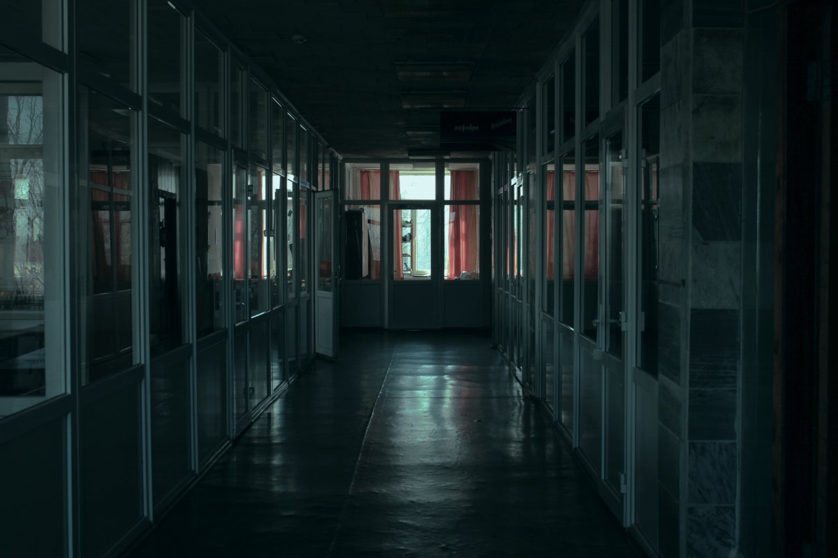 Фон тёмный коридор сбоку