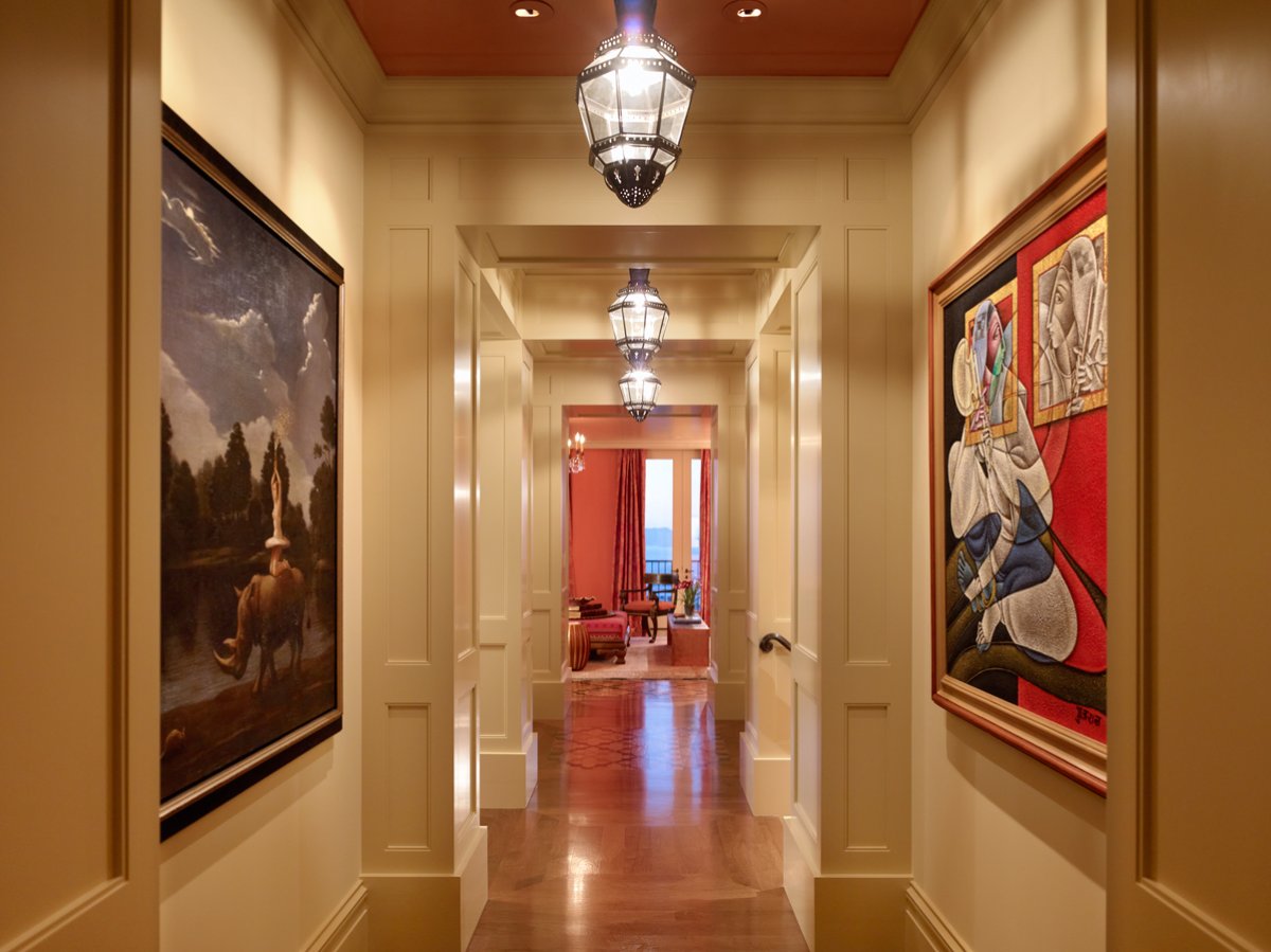 Подсветка картин в интерьере прихожей