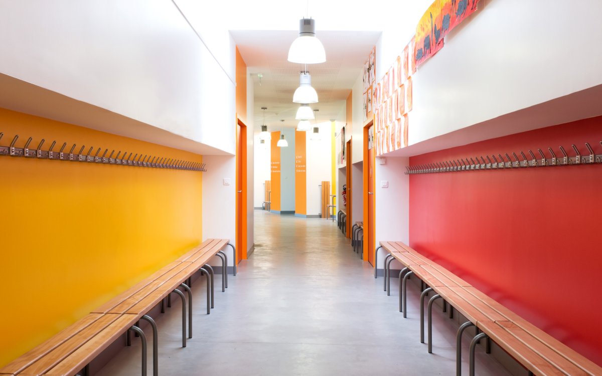 Школьный коридор с кабинетами