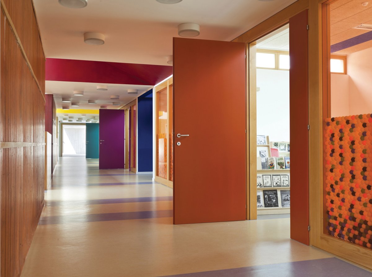 Современный школьный коридор