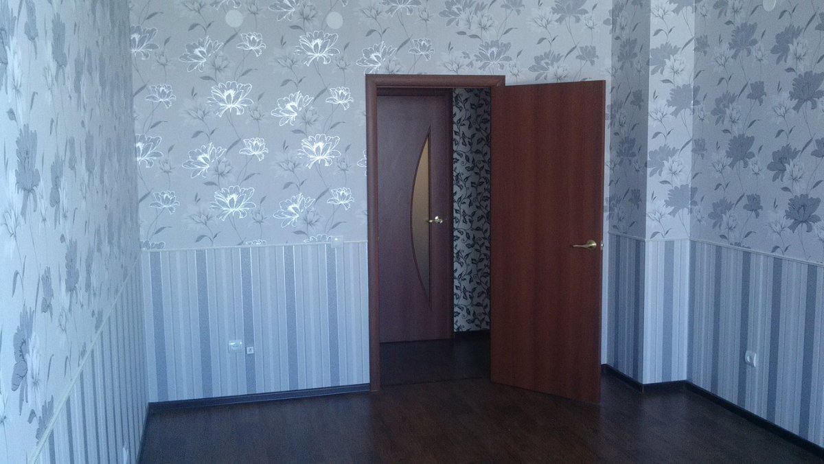 Оклейка стен обоями с панелью