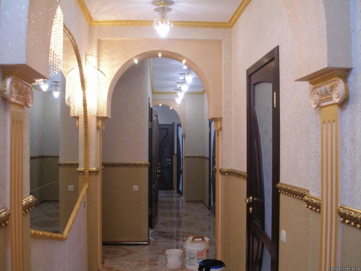 Прихожая в золотых тонах