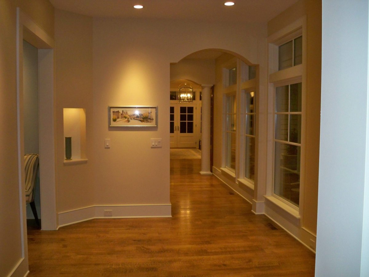 Арки в нишах в коридоре