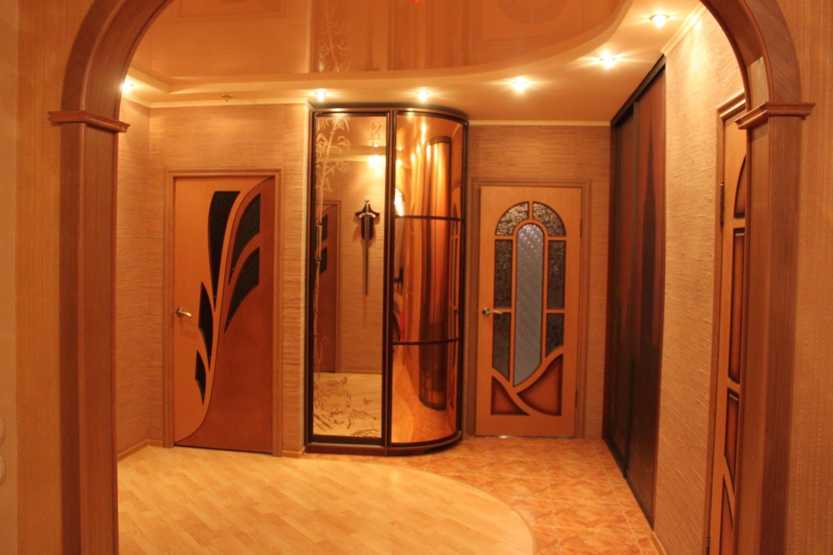 В прихожей несколько дверей