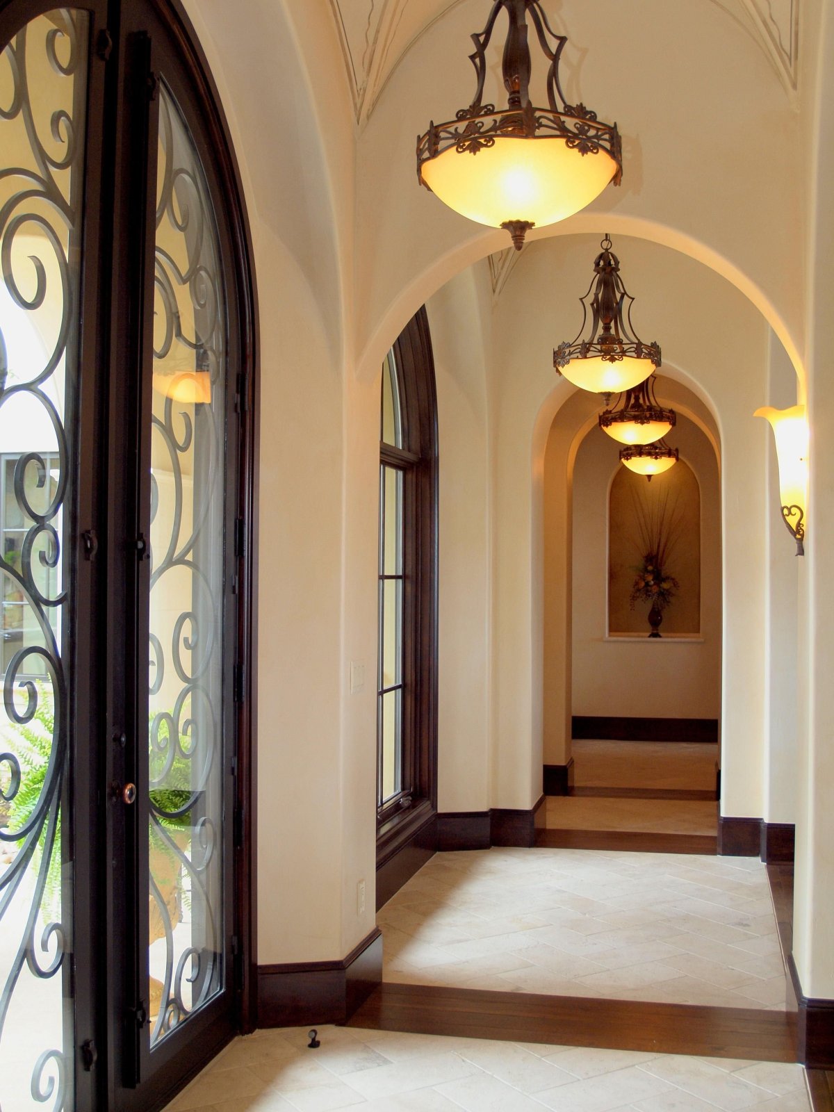 Арочный потолок в коридоре