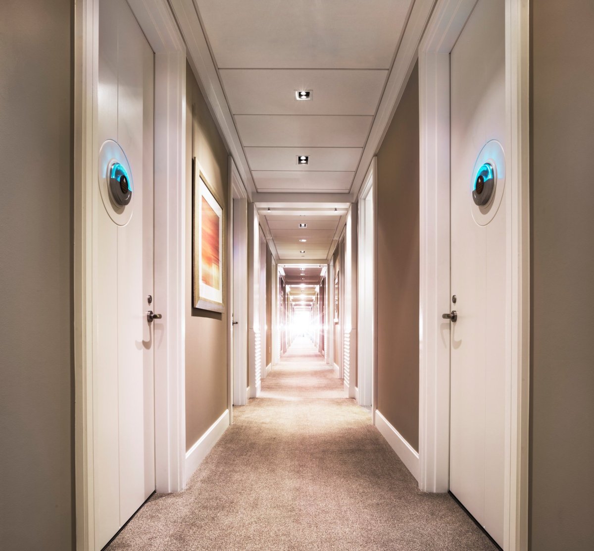 Квадратная прихожая с 4 дверьми