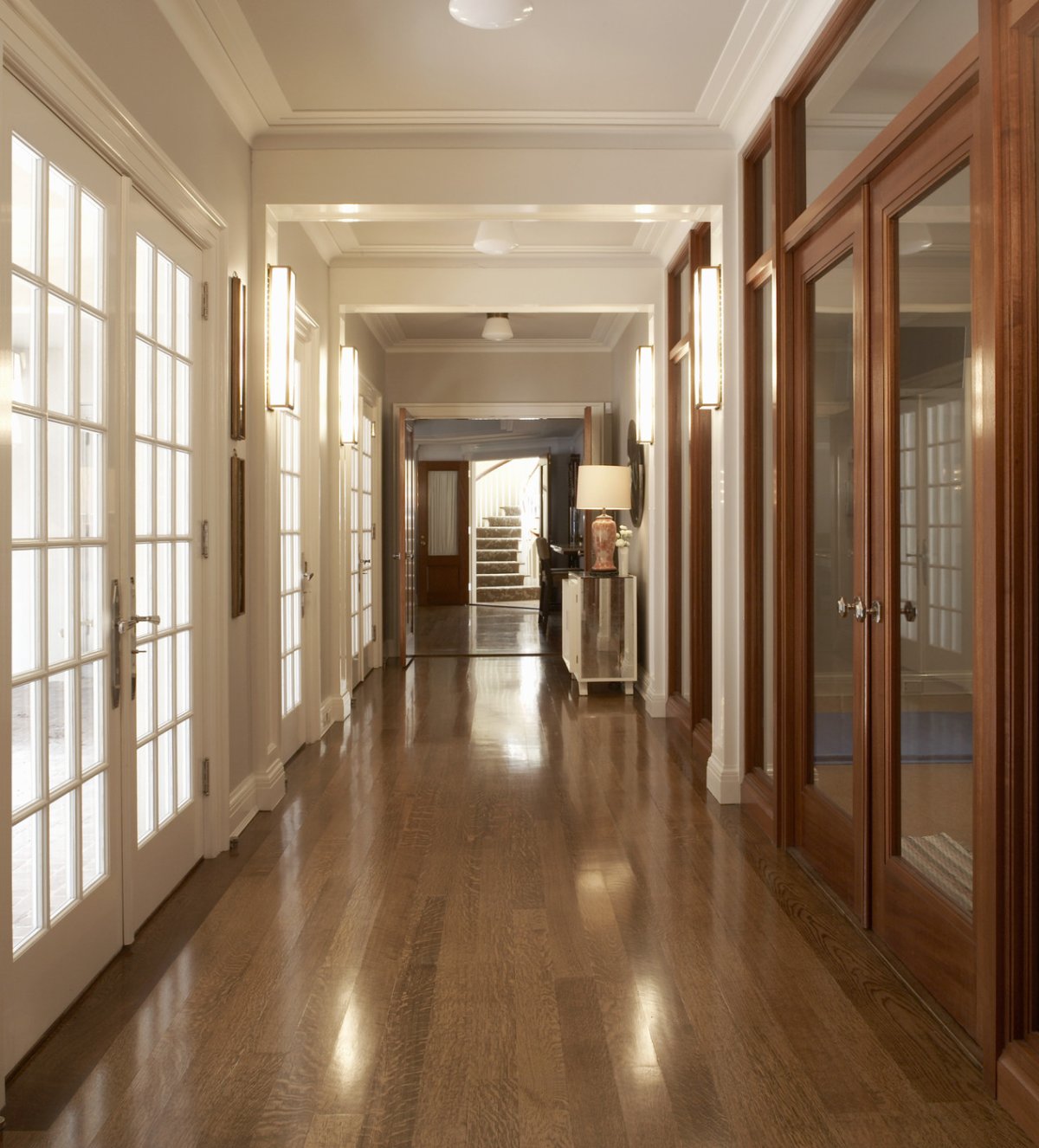 Прихожая с дверью посередине