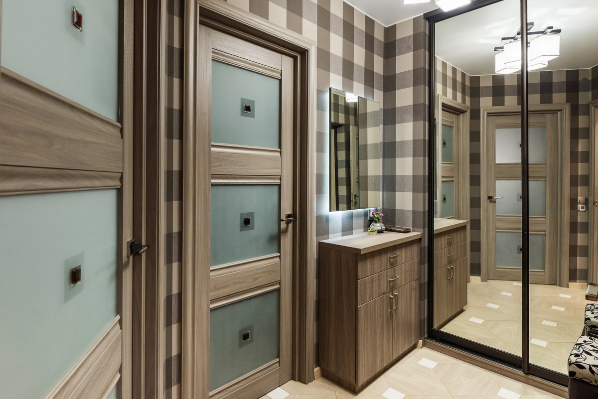 Двери в узком коридоре