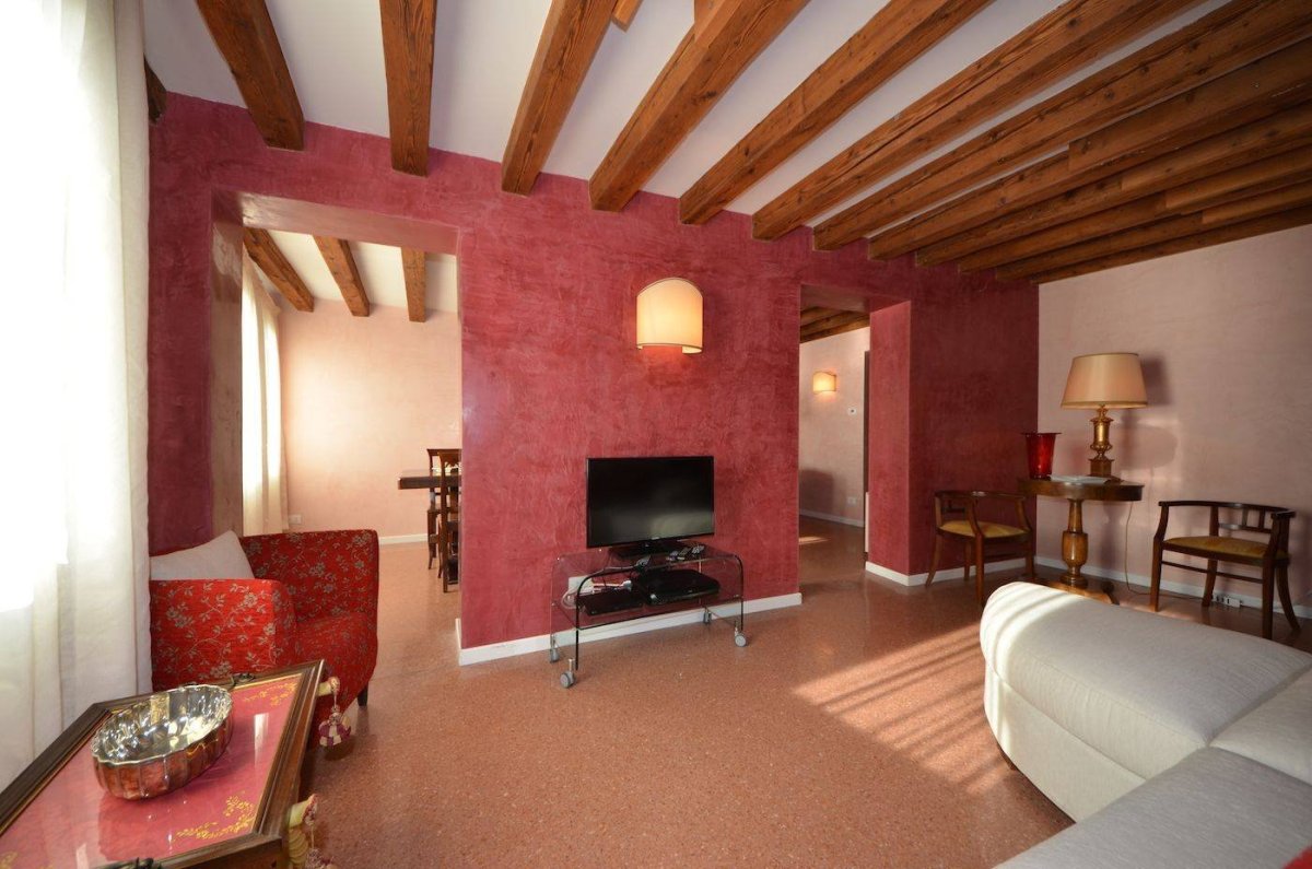 Венецианская штукатурка и дерево в интерьере