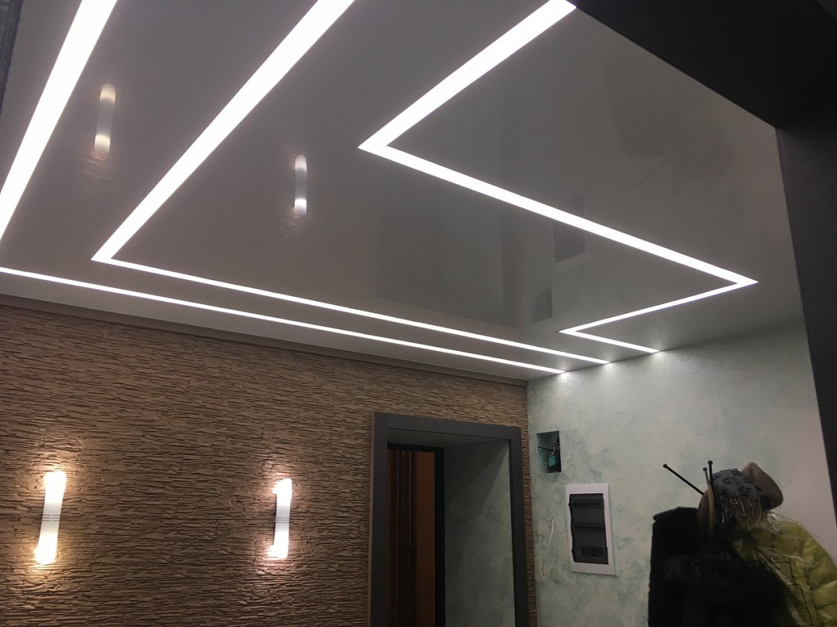 Подвесной потолок со световыми линиями