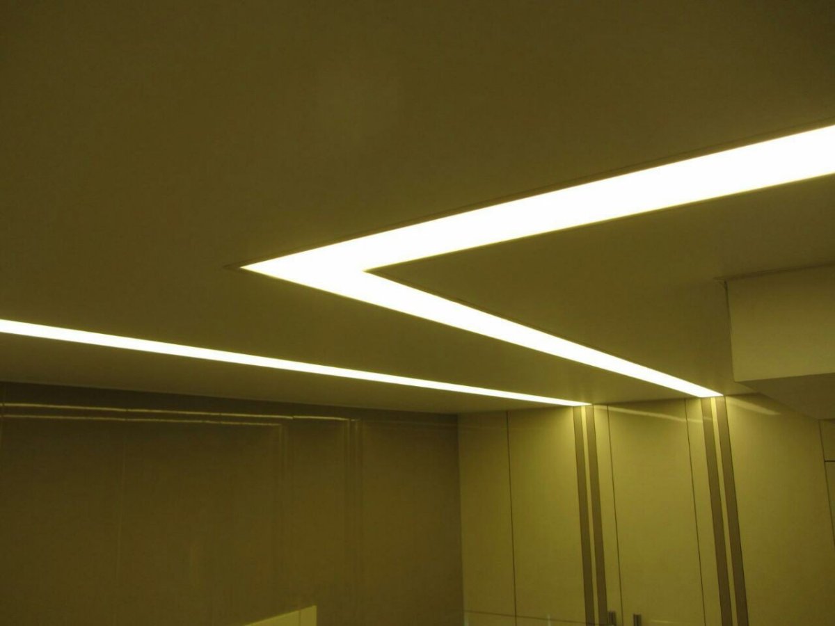 Навесные потолки со световыми линиями