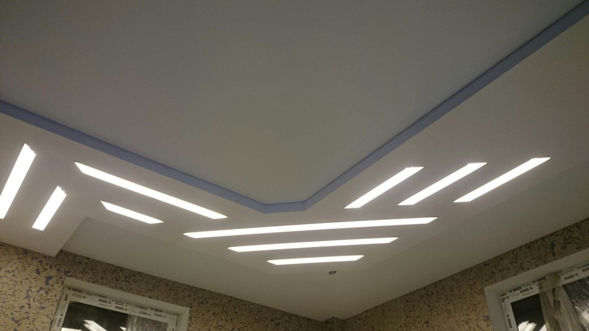 Световые линии на потолке