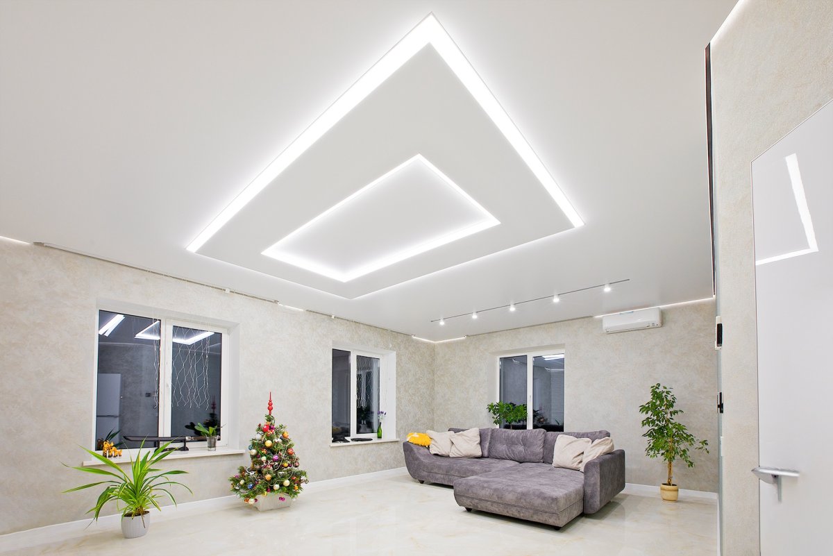 Светящийся потолок в гостиной