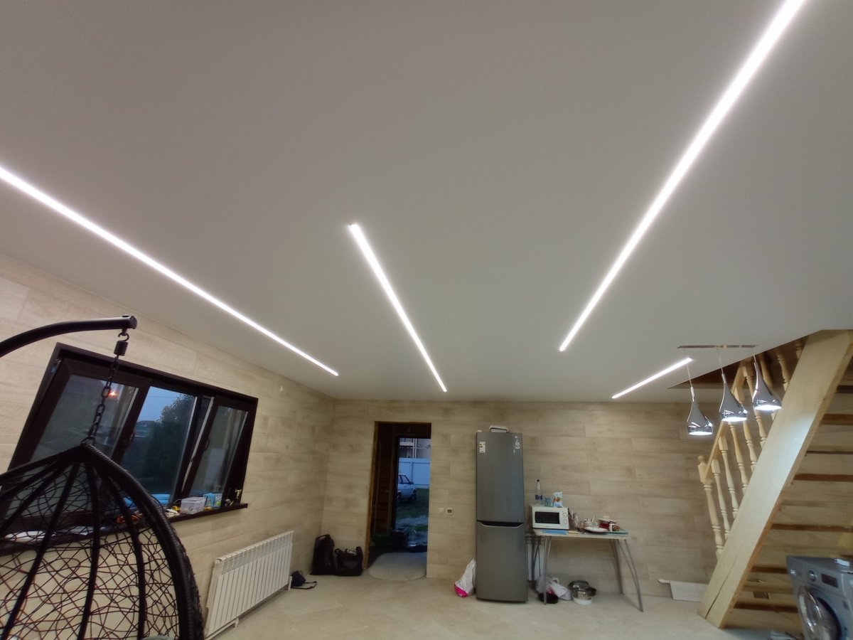 Световые полосы на натяжном потолке