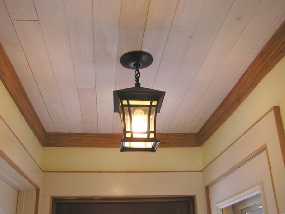 Плинтус потолочный деревянный