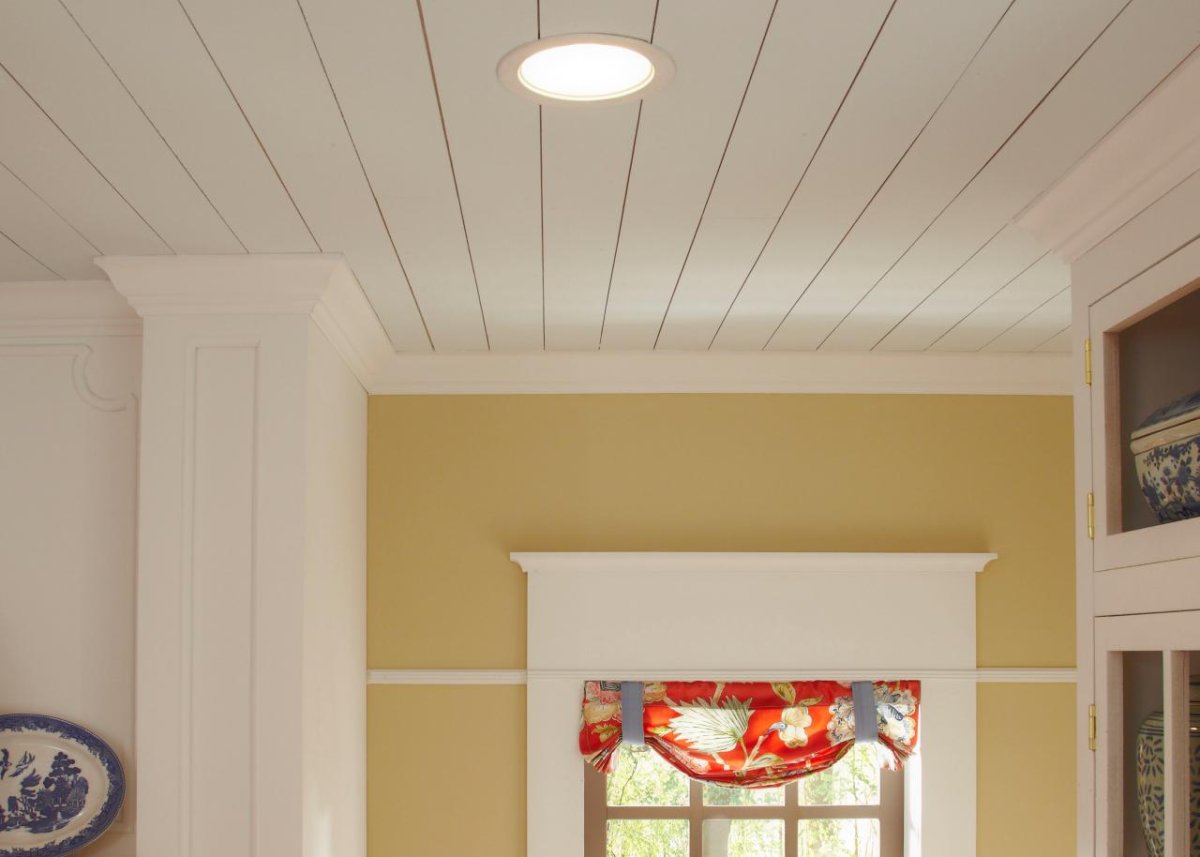 Потолочный плинтус на вагонку