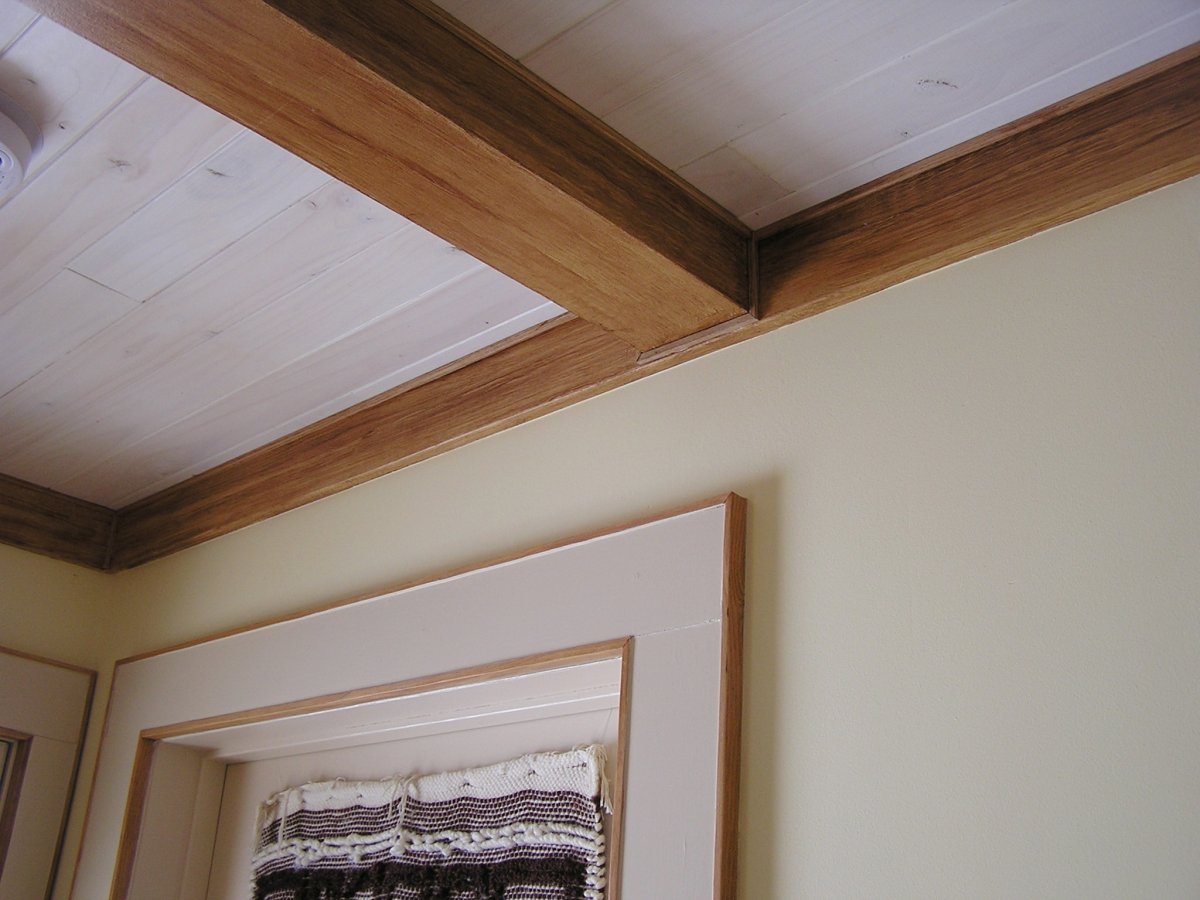 Галтель потолочная деревянная