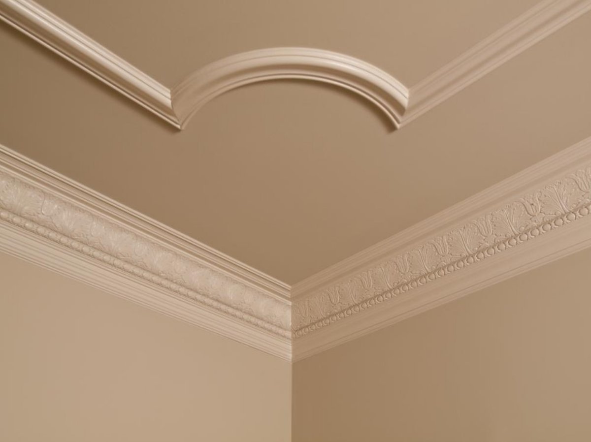 Бордюр на обои под потолком
