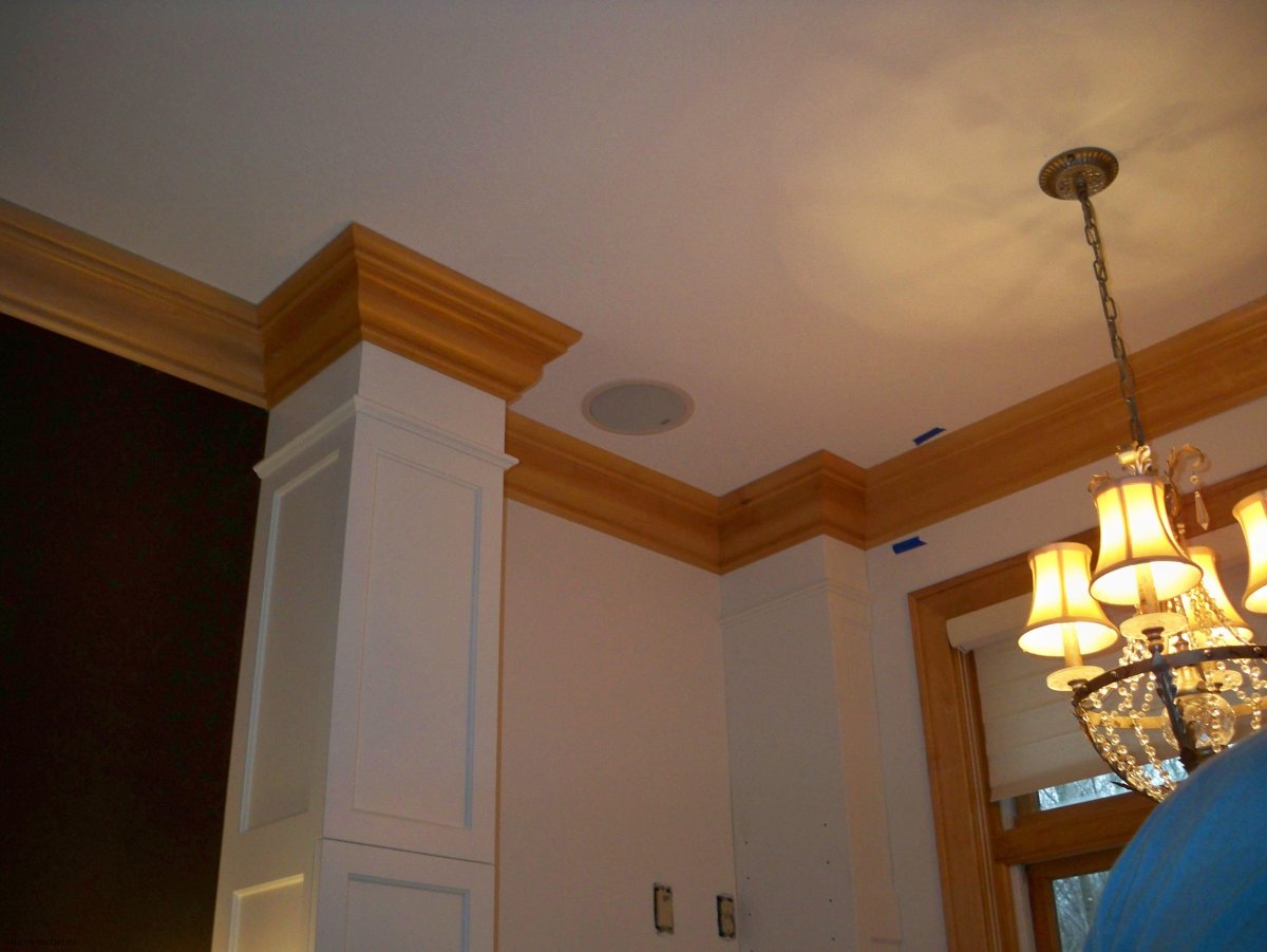 Цветные плинтуса на потолок