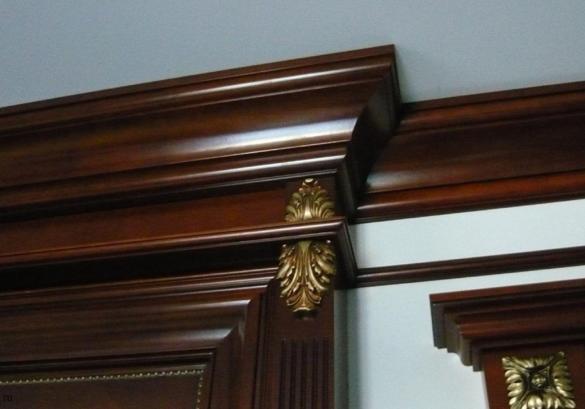 Потолочный плинтус дерево