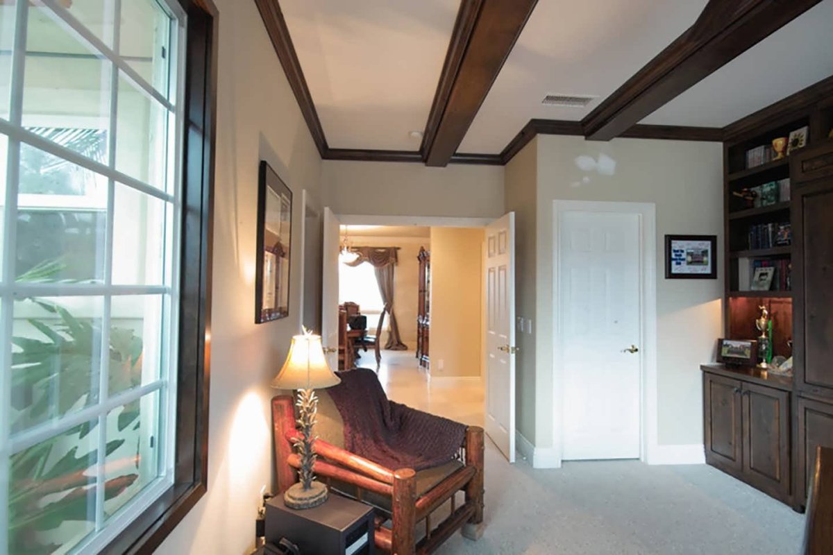 Декоративные балки в комнате