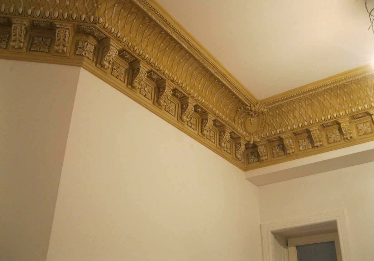 Плинтуса широкие потолочные из дерева