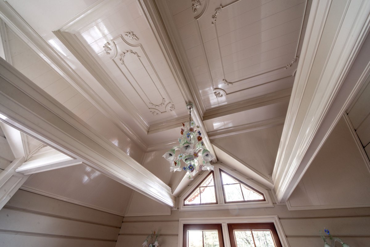 Потолочный плинтус для деревянных потолков