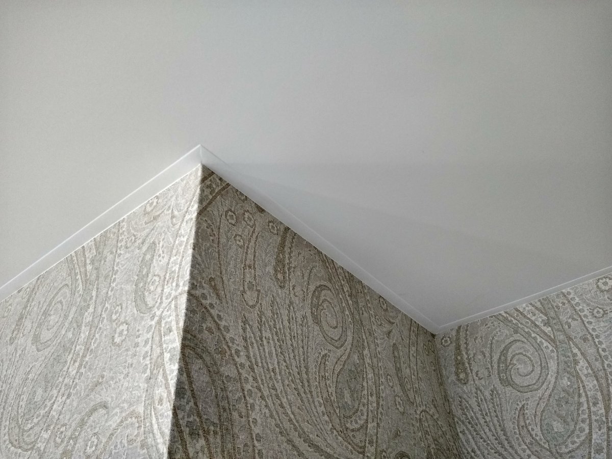 Натяжной потолок без багета