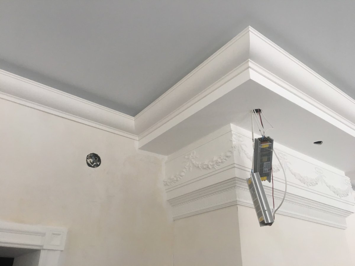 Молдинги на потолке