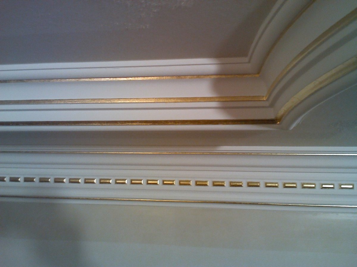 Потолочный плинтус под натяжной потолок