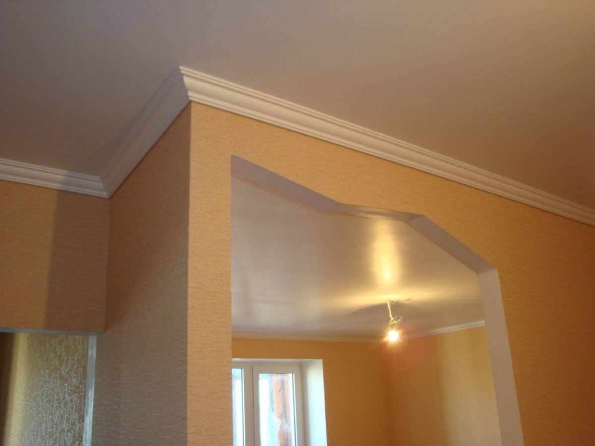 Потолочный плинтус для натяжных потолков