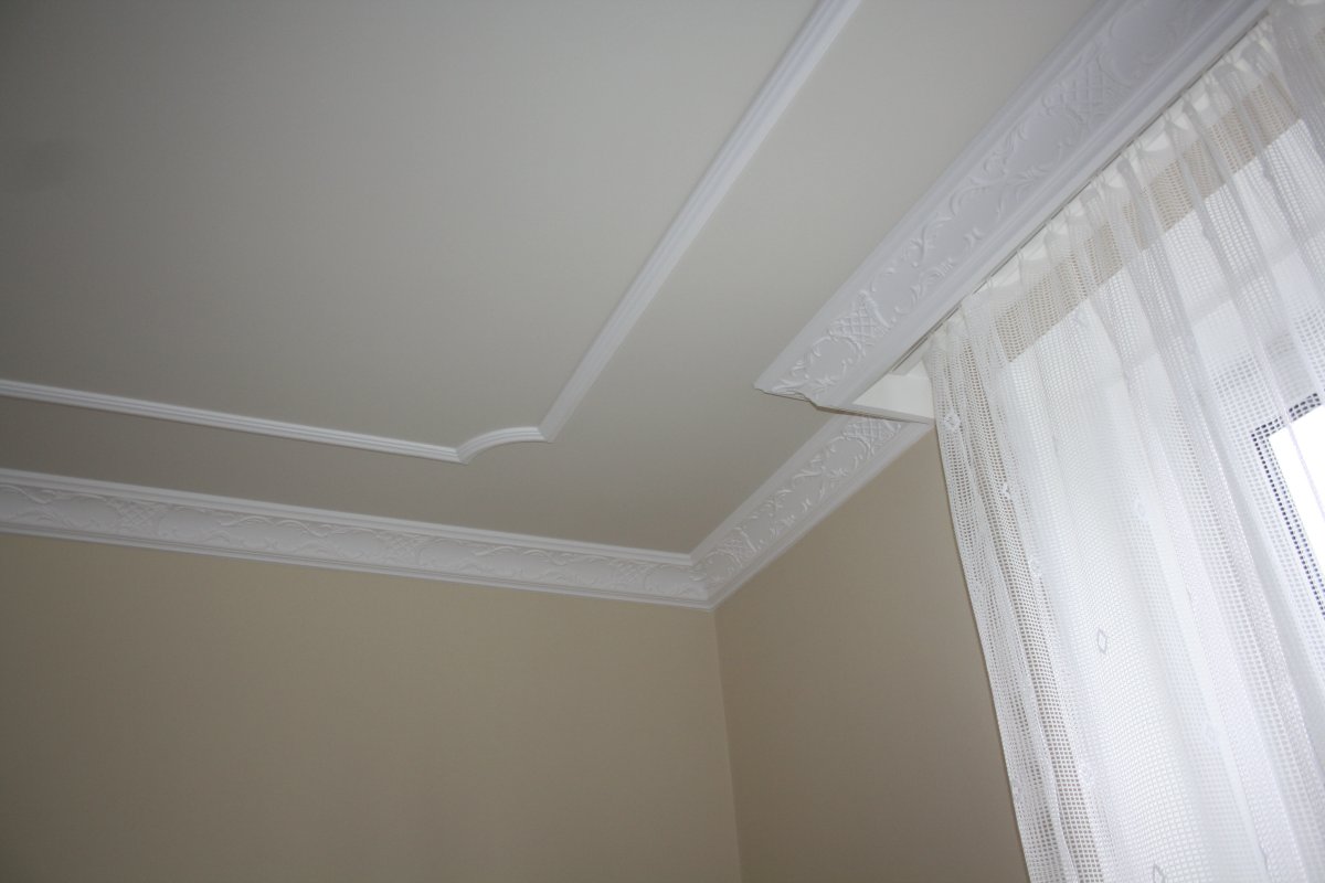 Потолочный плинтус для натяжных потолков