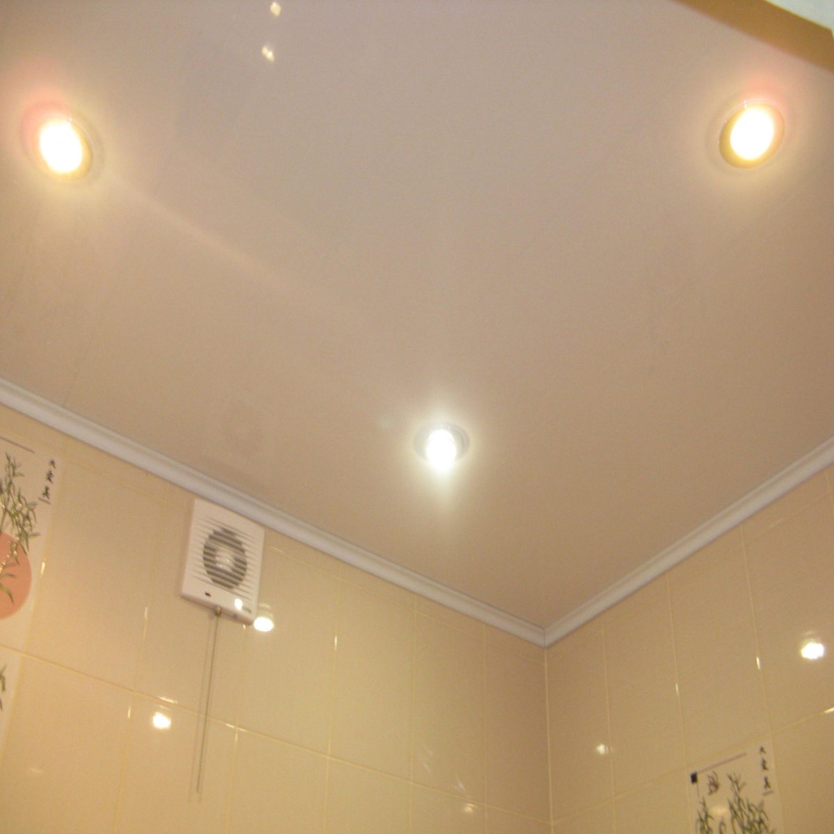 Расположение лампочек на натяжном потолке в ванной