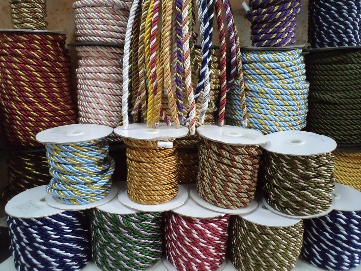 Отделка стыка обоев шнуром