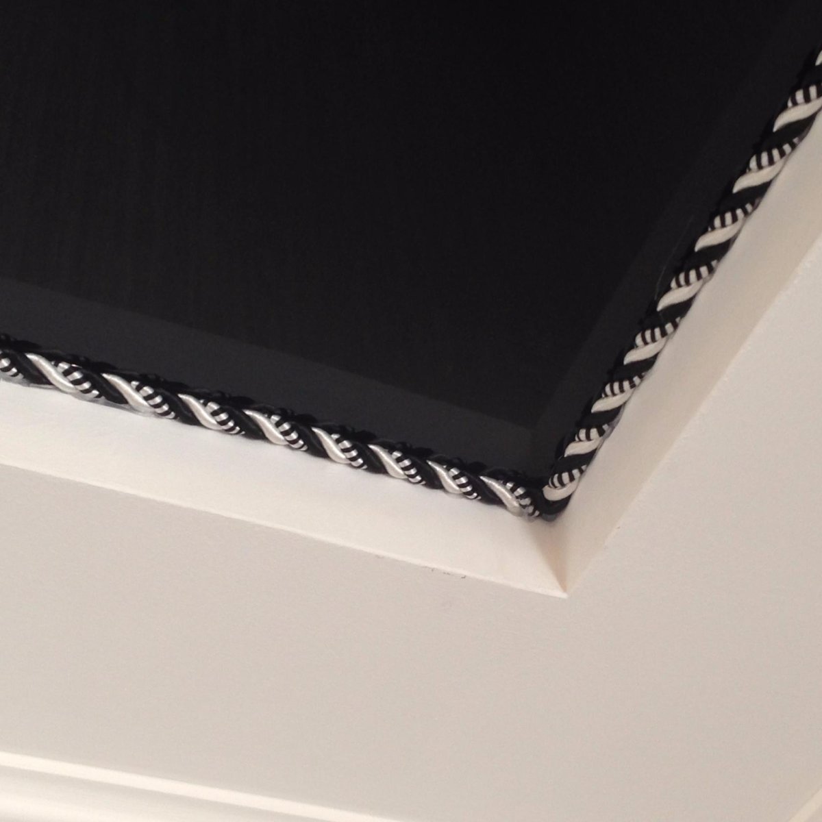 Багет со шнуром потолка