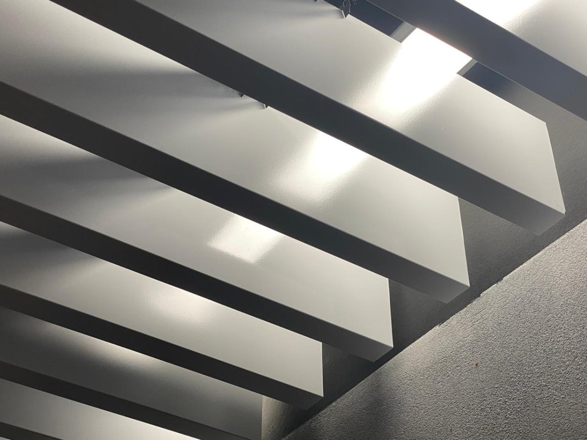 Потолок реечный Cesal c02 металлик серебристый