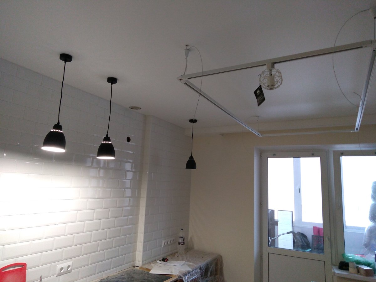 Монтаж люстры на потолок