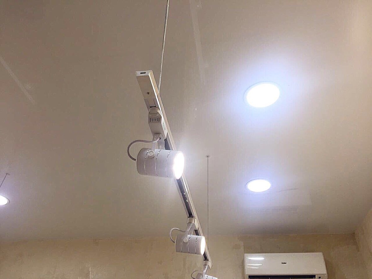 Освещение в гостиной точечными светильниками