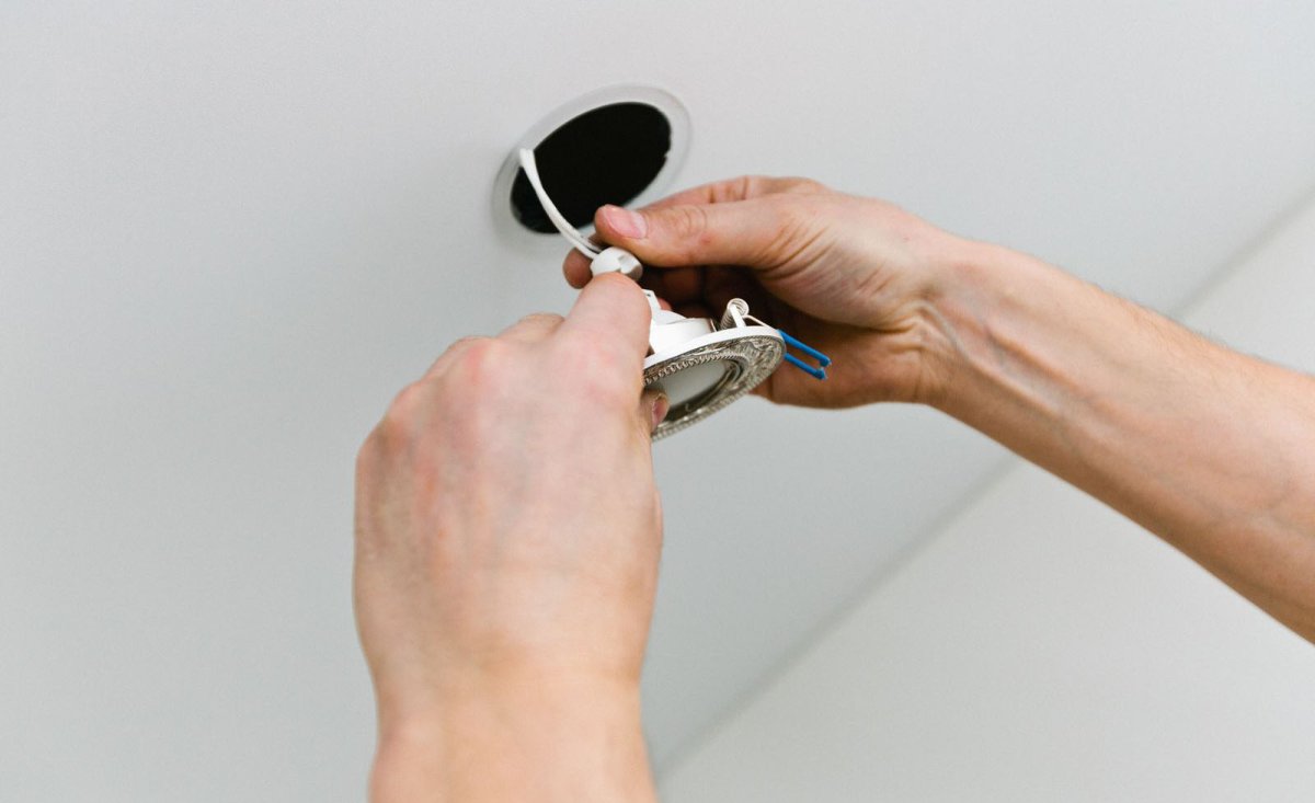 Монтаж люстры в квартире