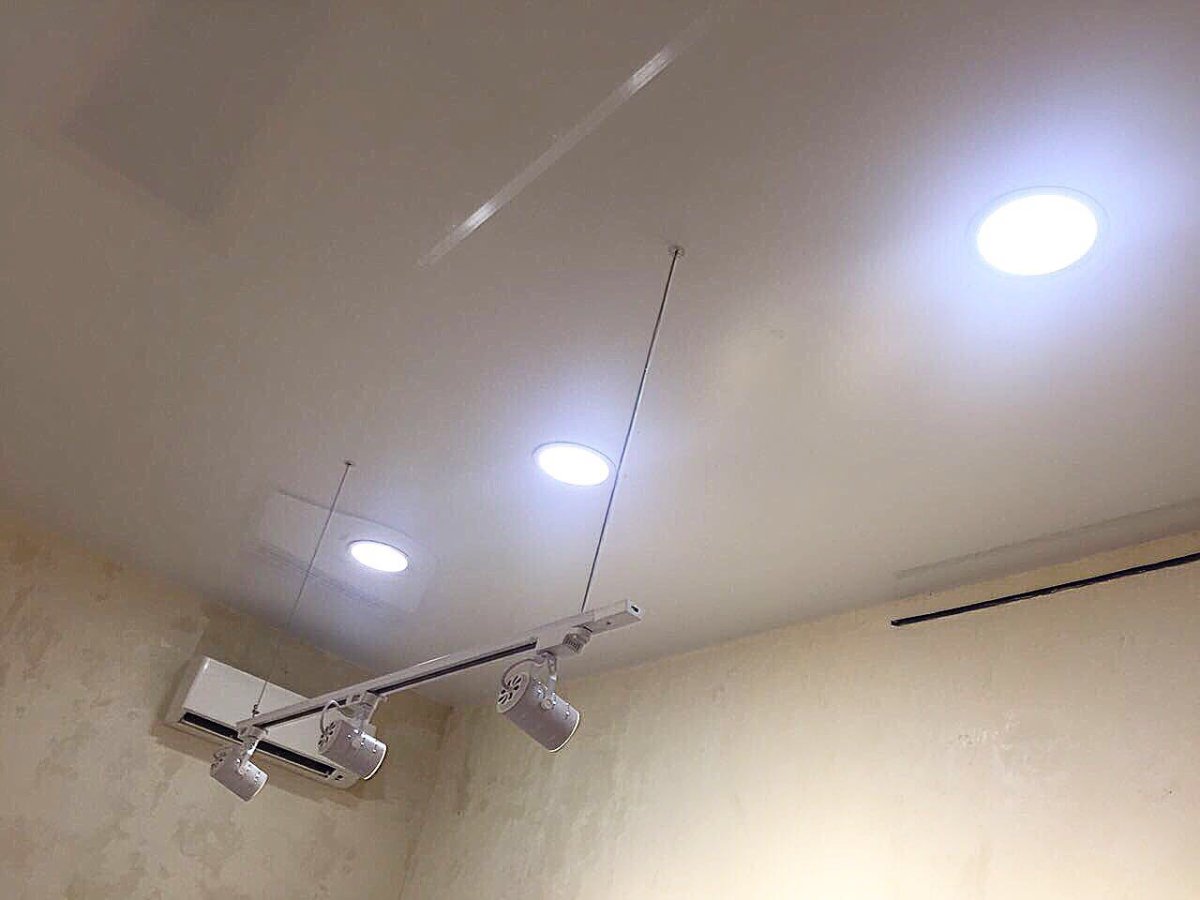 Треклвые светильники в на яжной потолок