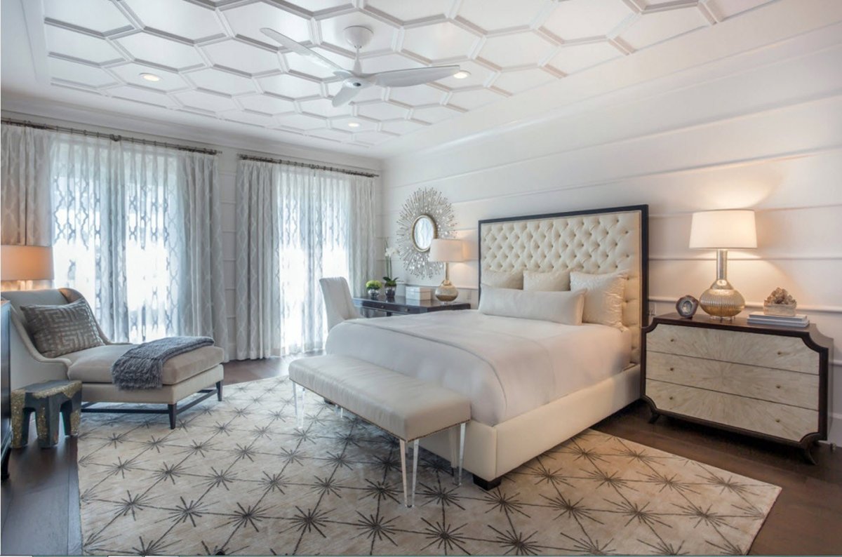 Красивый потолок в комнате