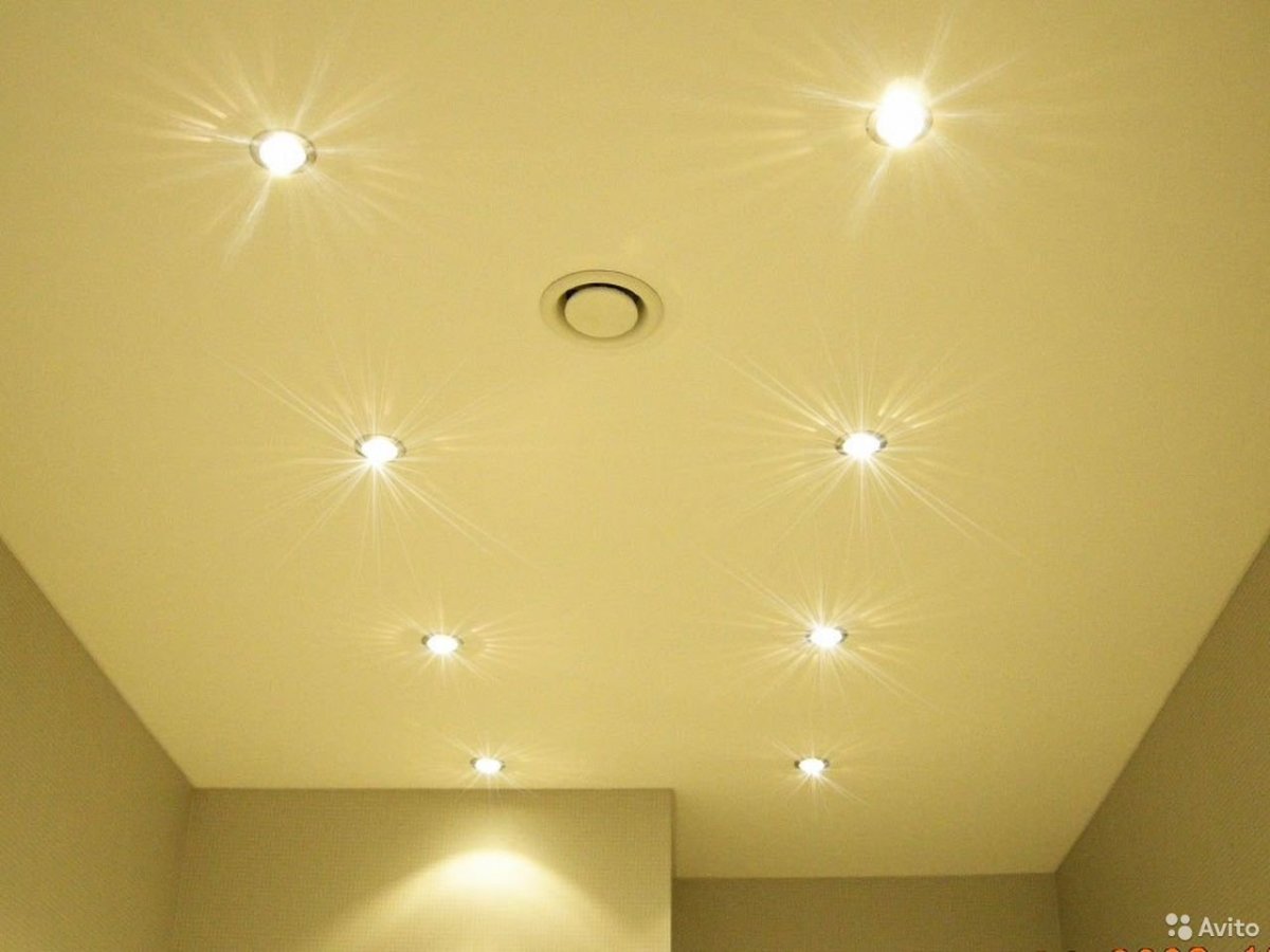 дизайн точечных светильников на натяжном потолке