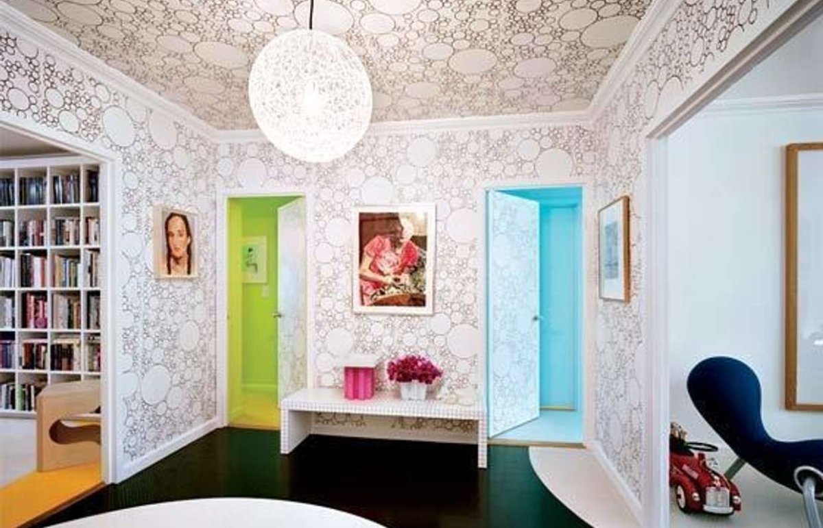 Потолок оклеенный обоями